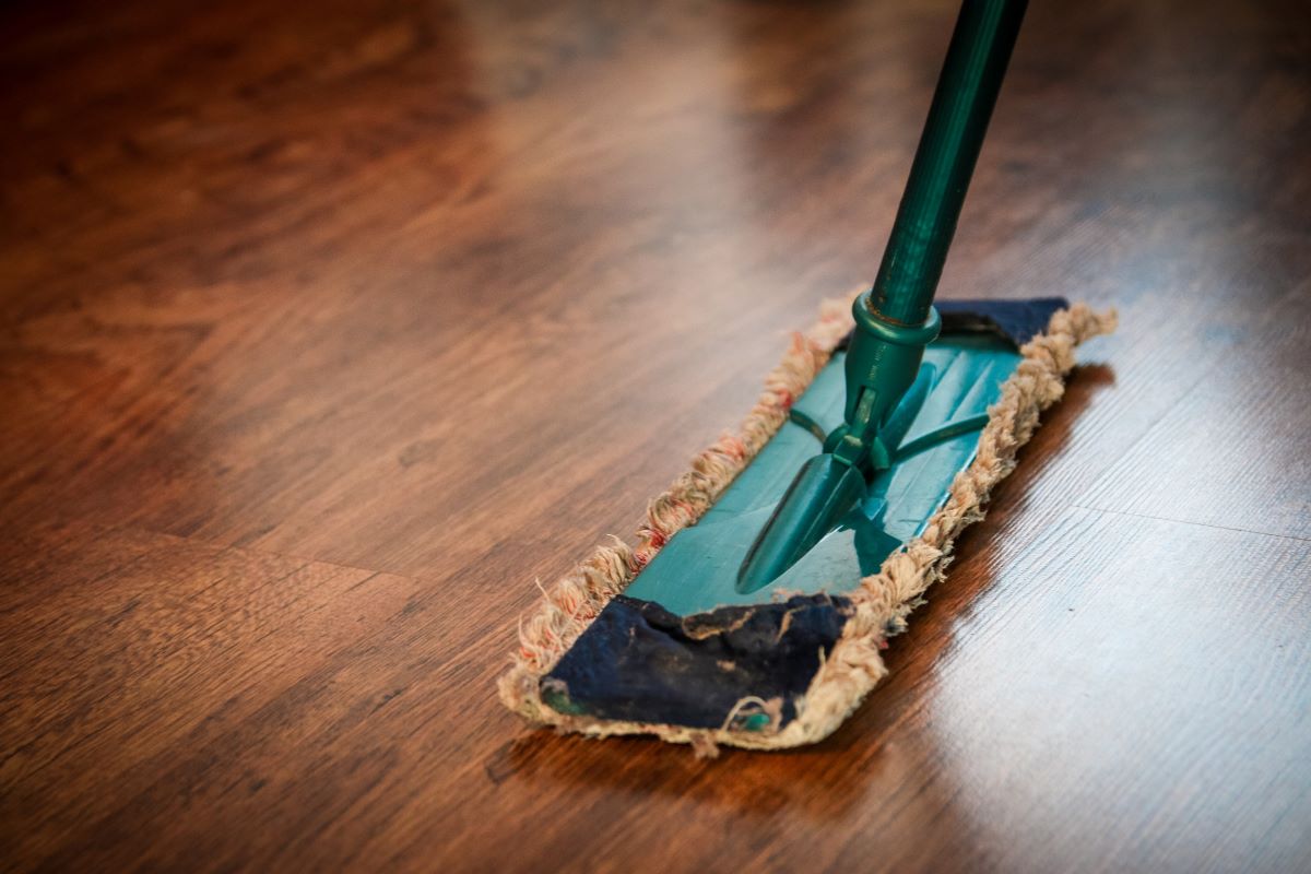 cleaning service mop floor